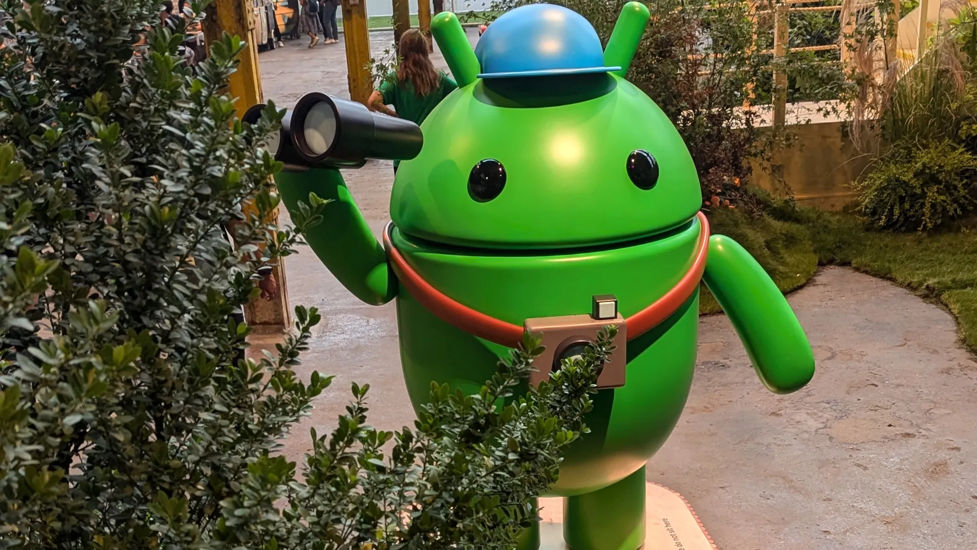 Picture of the Android bot spying in the jungle